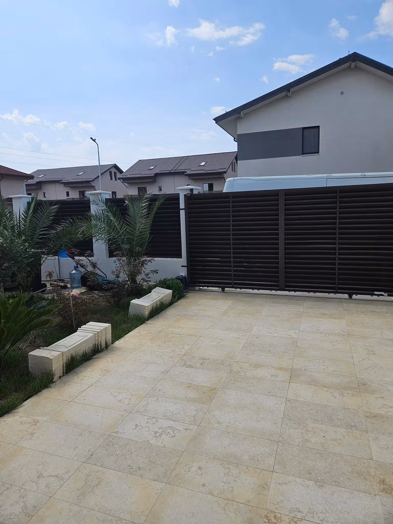 Detaliu poartă metalică